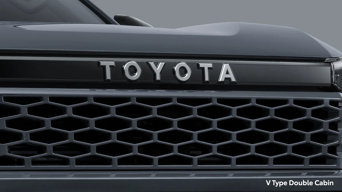Hilux DC — Gloss Black Grille